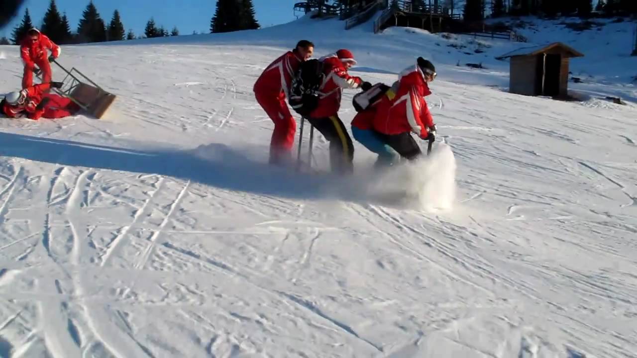 Bierbankrodeln - Skischule Gerlitzen - Skilehrer rodeln mit einem Tisch - Sturz vorprogrammiert
