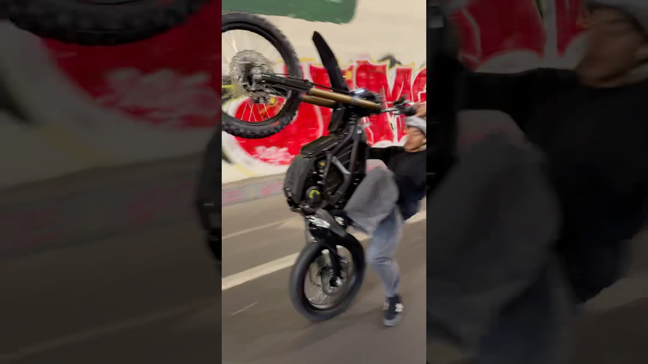 riding Downtown LA on my surron! #electricdirtbike #supermoto #wheelie #surronx #hectorbuendia