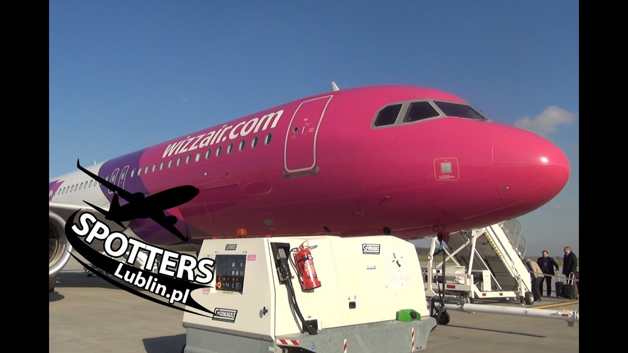 Airbus A320 ground handling at Lublin Airport