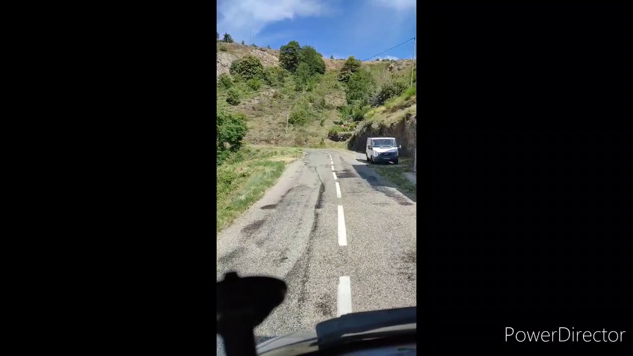 Caméra embarquée dans Boulègue le Camping Car sur les routes de l'Ardèche.