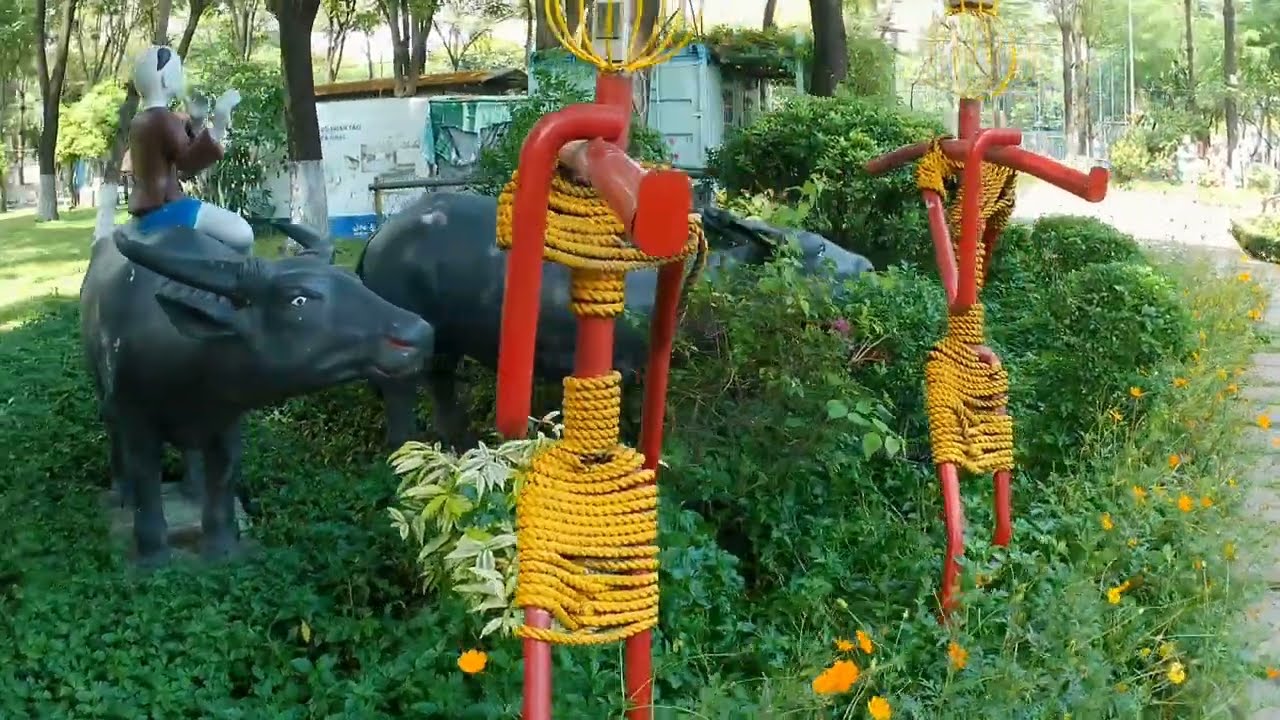Công viên buổi trưa vắng 