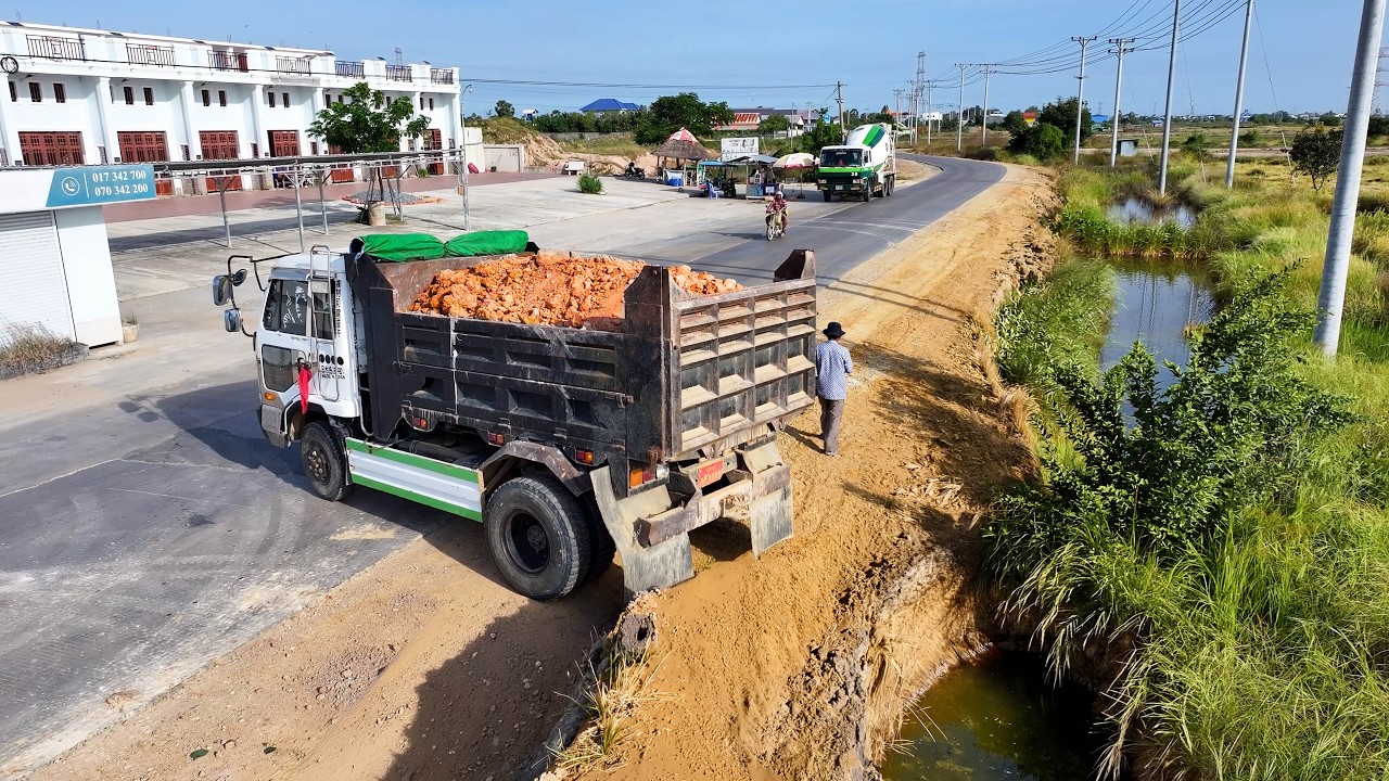 whole best landfill project , dump truck transport soil , bulldozer push soil to water