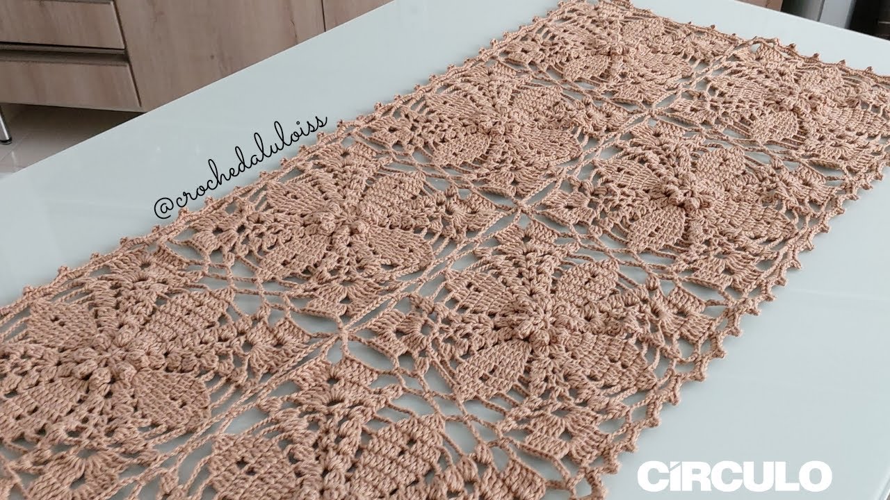 Trilho/Caminho de mesa em crochê com square