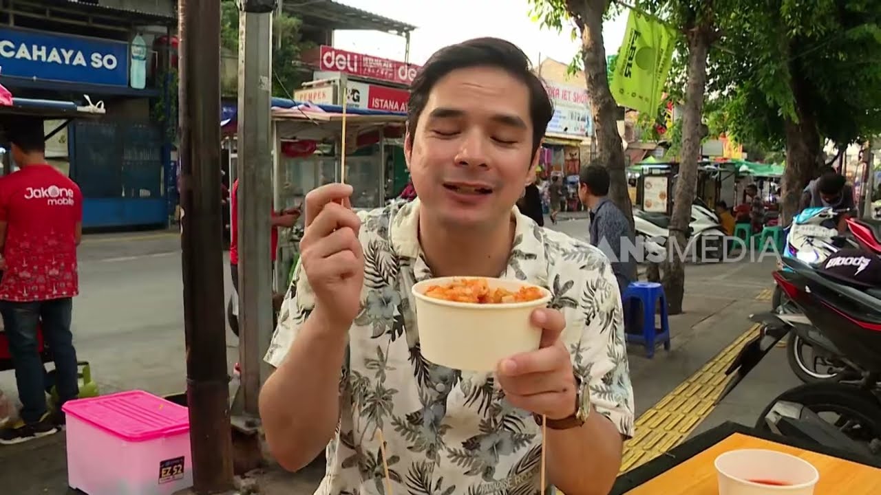 Frans Nickolas Nyicipin Jajanan Khas Bandung di Sumur Batu | MAKAN RECEH (06/05/25)