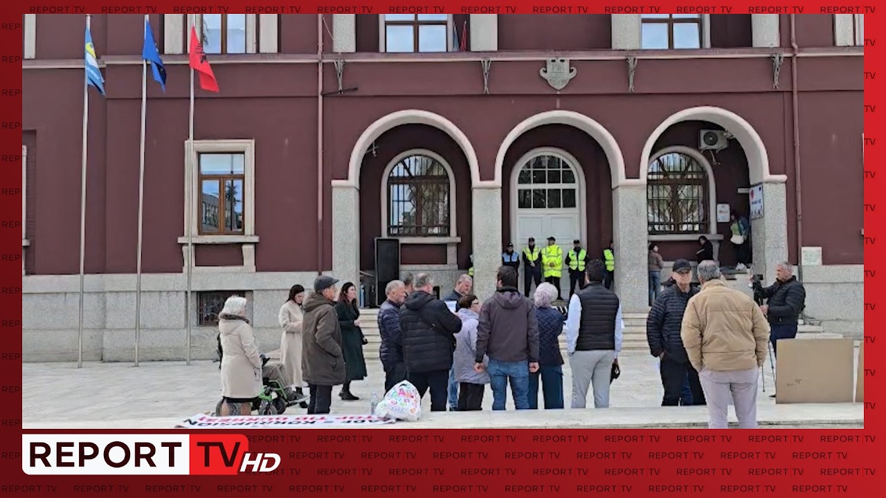Protesta për projektin TID në Durrës/ Qytetarët përplasen me policinë, tentojnë të hyjnë me forcë...
