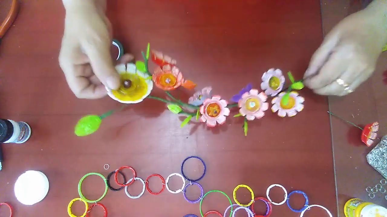 Flores y marco con  tapas de botella de plástico - Tutorial #diy #art #arte #tutorial #artist #craft