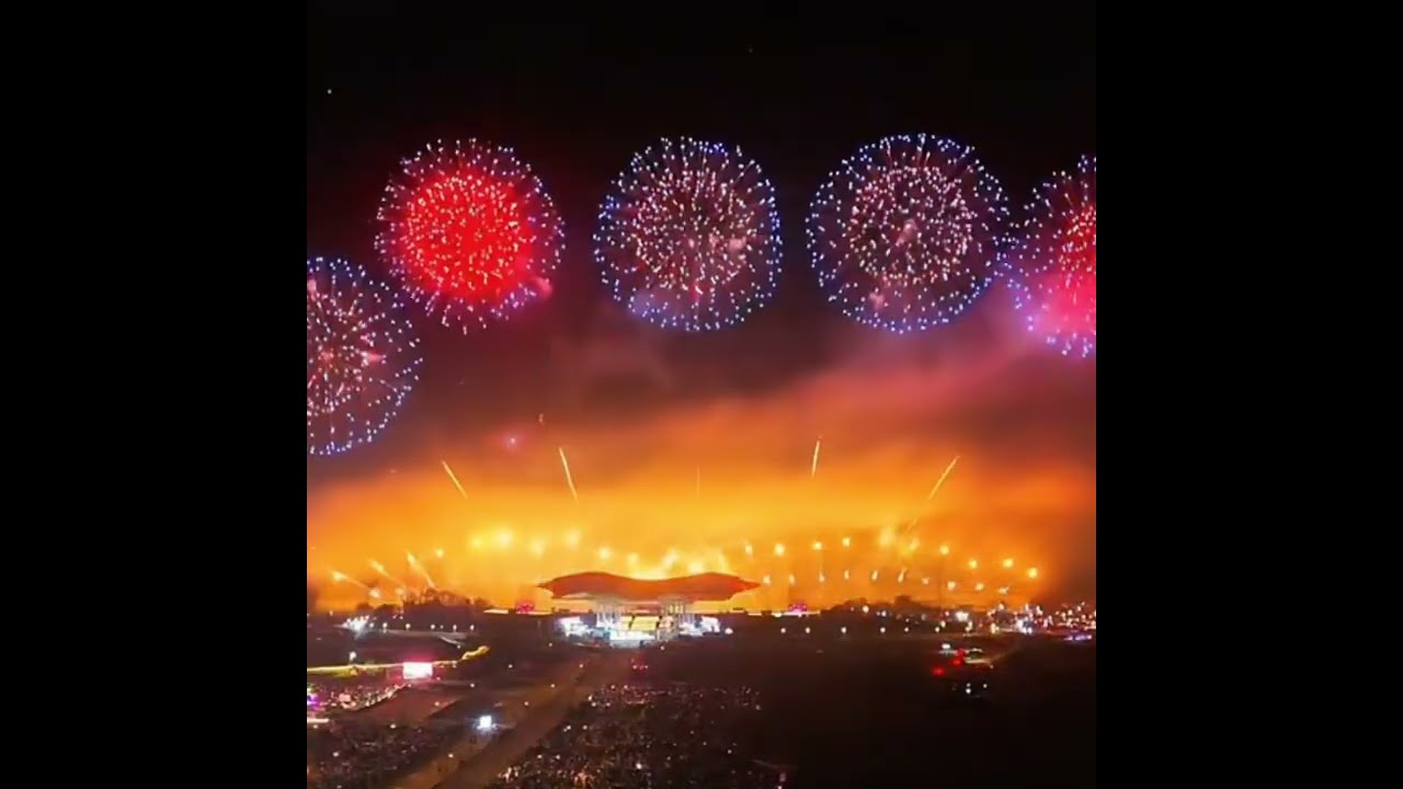 Hunan, China sets off fireworks to celebrate Chinese New Year中國湖南放煙花，慶祝中國新年#travel