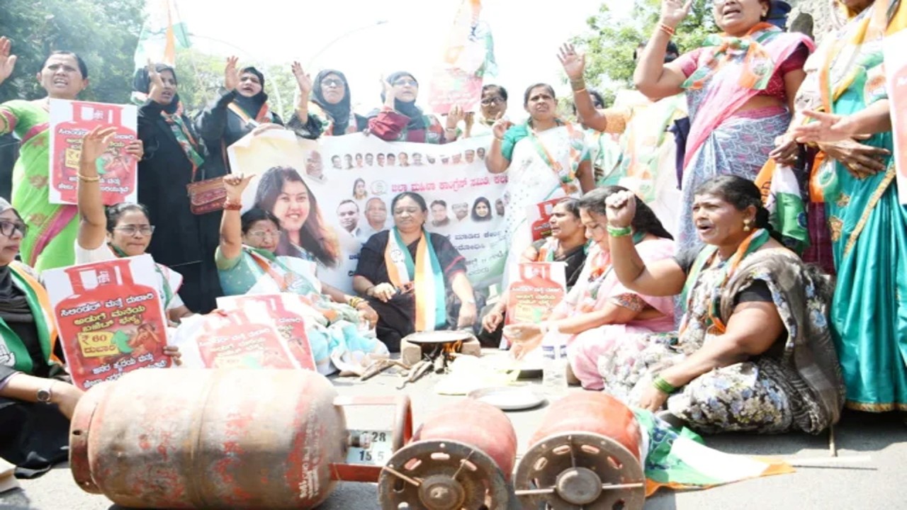 В Калабураги прошла демонстрация против повышения цен на сжиженный газ в поддержку женского конгр...