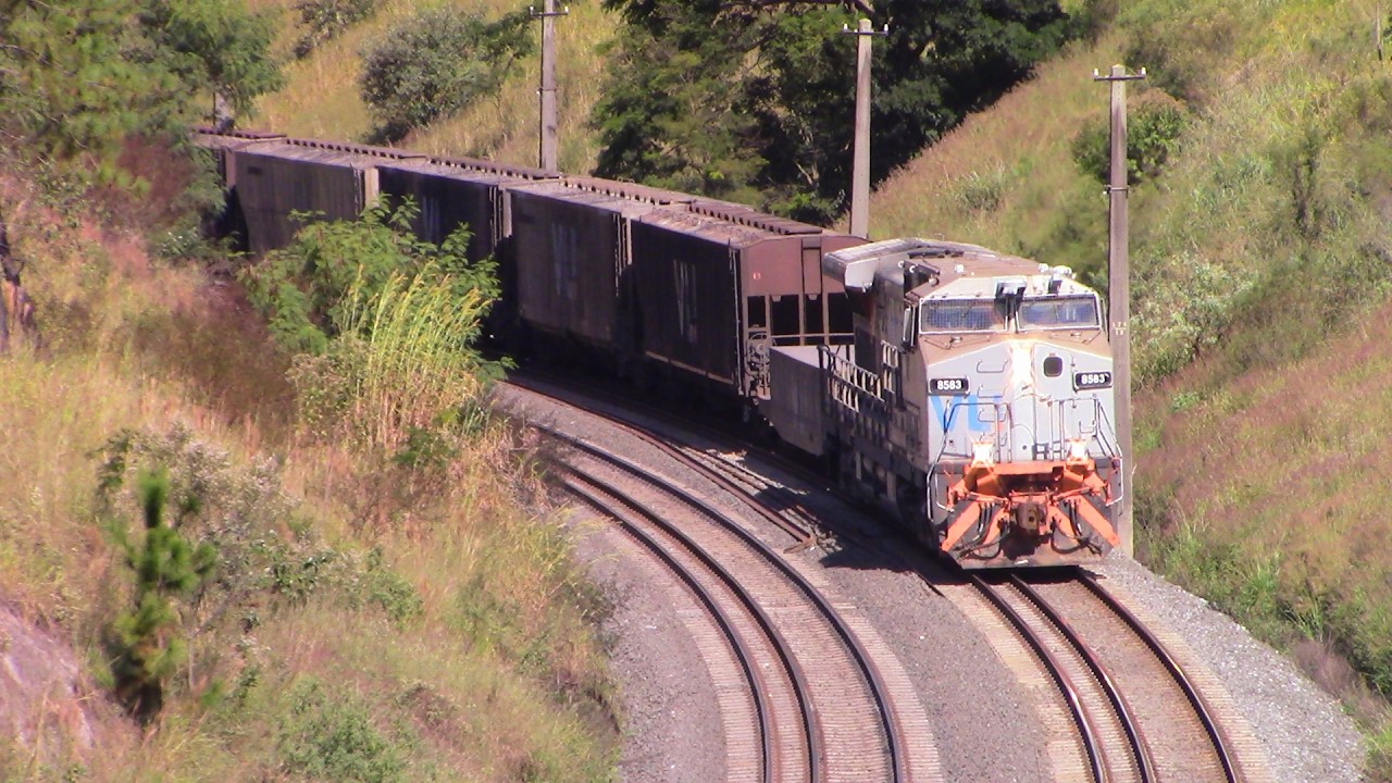Trem graneleiro vazio da VL! passando por Dona Catarina