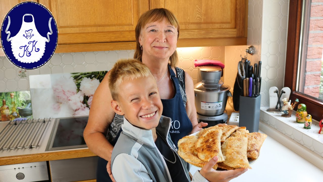 Neues Rezept für Tschebureki / in der Küche  mit meinem Enkelsohn