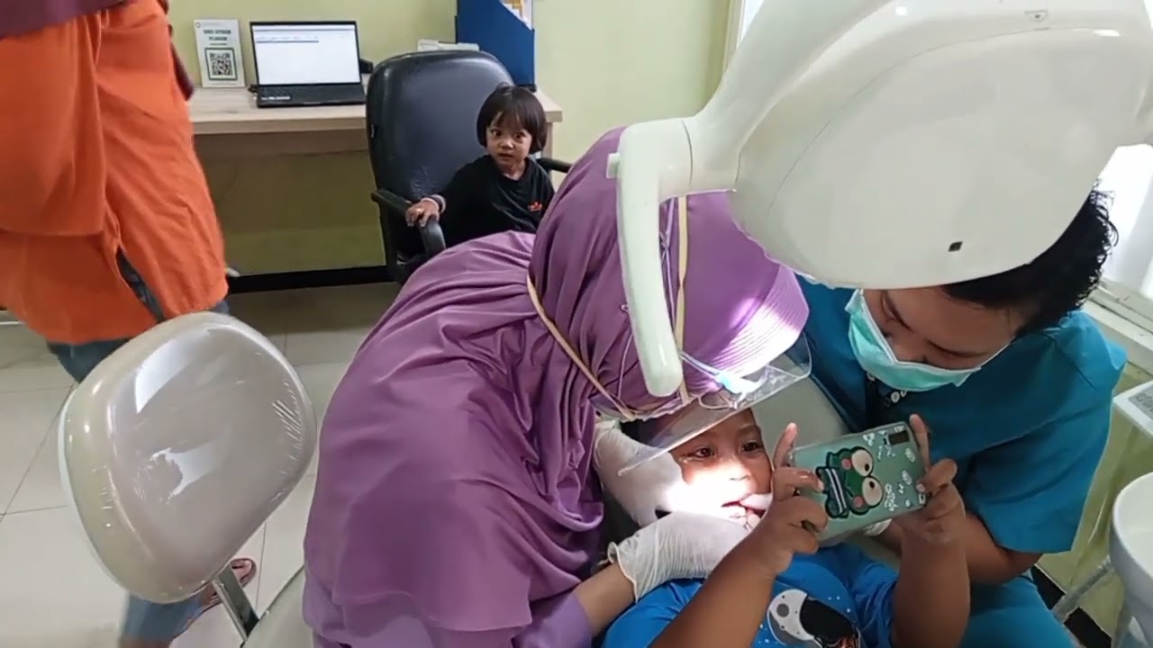 [VIDEO LAMA] KAKAK CABUT GIGI HEBAT...