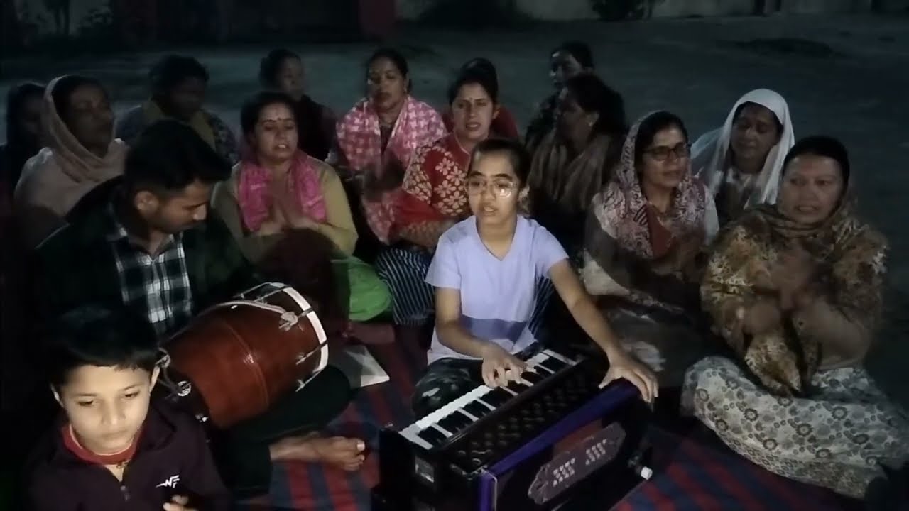 मंदिर प्रांगण में रात्रि भजन संध्या।। मां नंदा देवी मंदिर।।