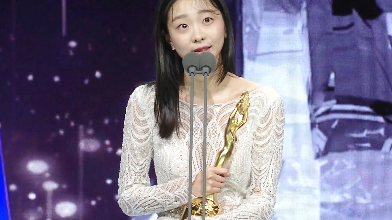 “꿈을 꾸는 기분” 영화 마녀의 김다미, 신인여우상 수상 @제39회 청룡영화상