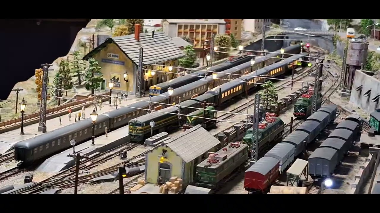 cuatro trenes.