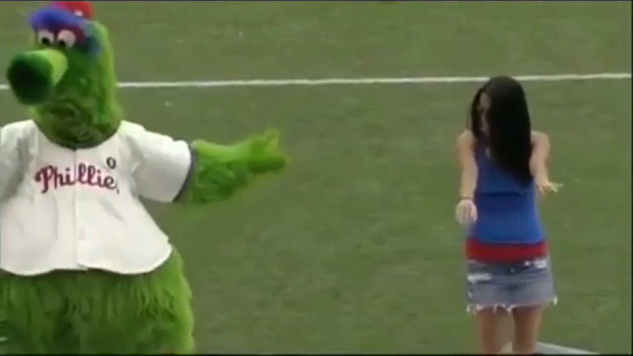 Maskottchen tanzt mit Frau