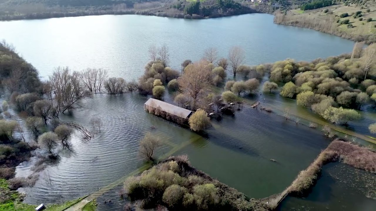 Desbordamiento del lago: Carucedo quiere salvar el verano y rescata el plan de 400.000 €
