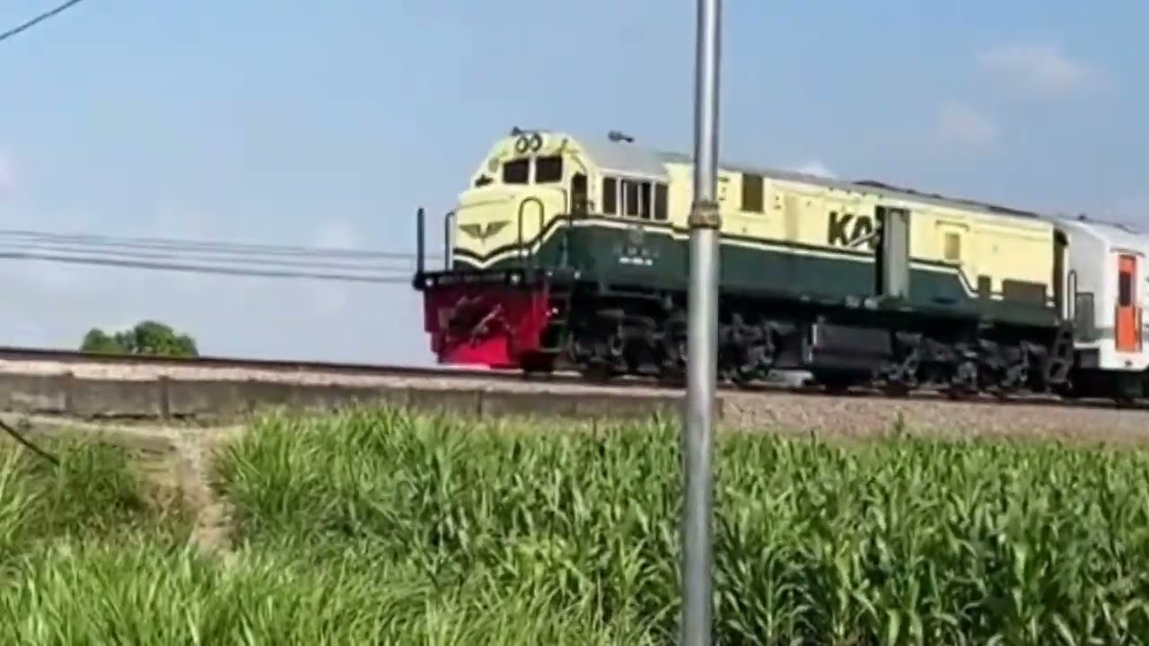 kereta api tercepat cc‼️#keretaapi #keretaapilogistik #lokomotif #cc#trending #train 