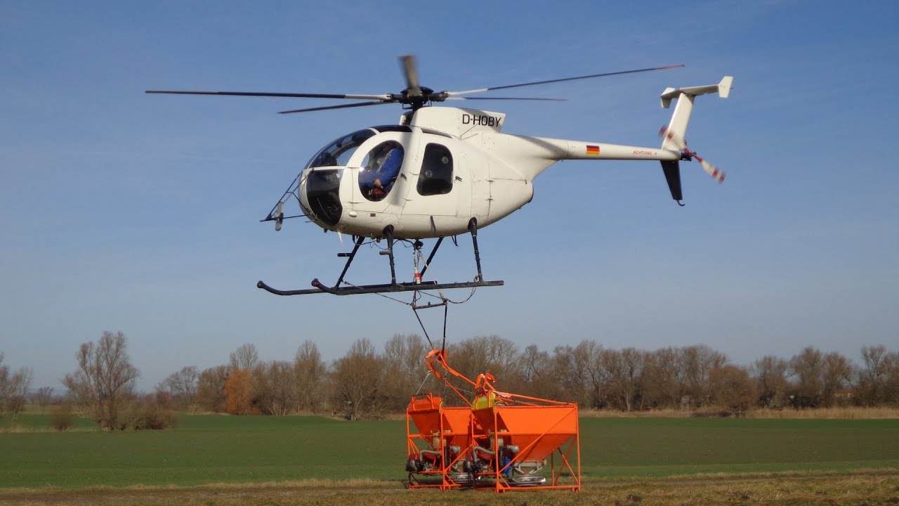 Hubschrauber Hughes 500 Dünger streuen in der Börde