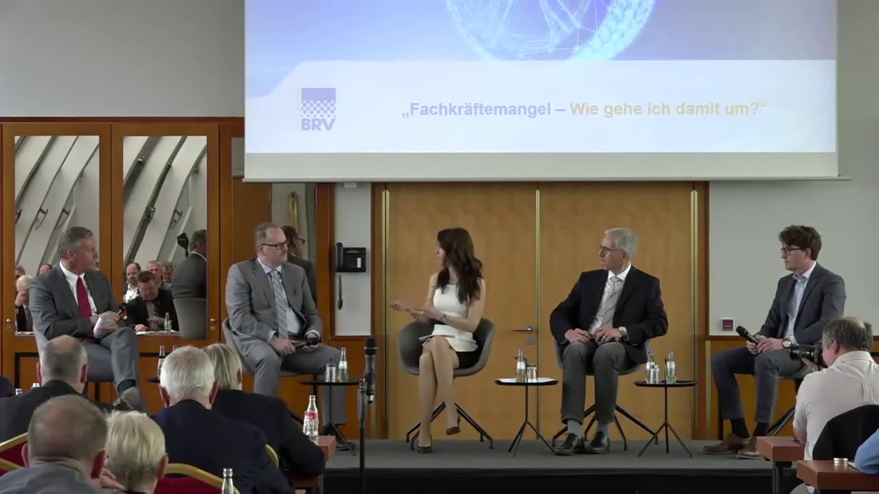 Dresdener Moderatorin Susanne Schöne moderiert Podiumsdiskussion des BRV in Hamburg