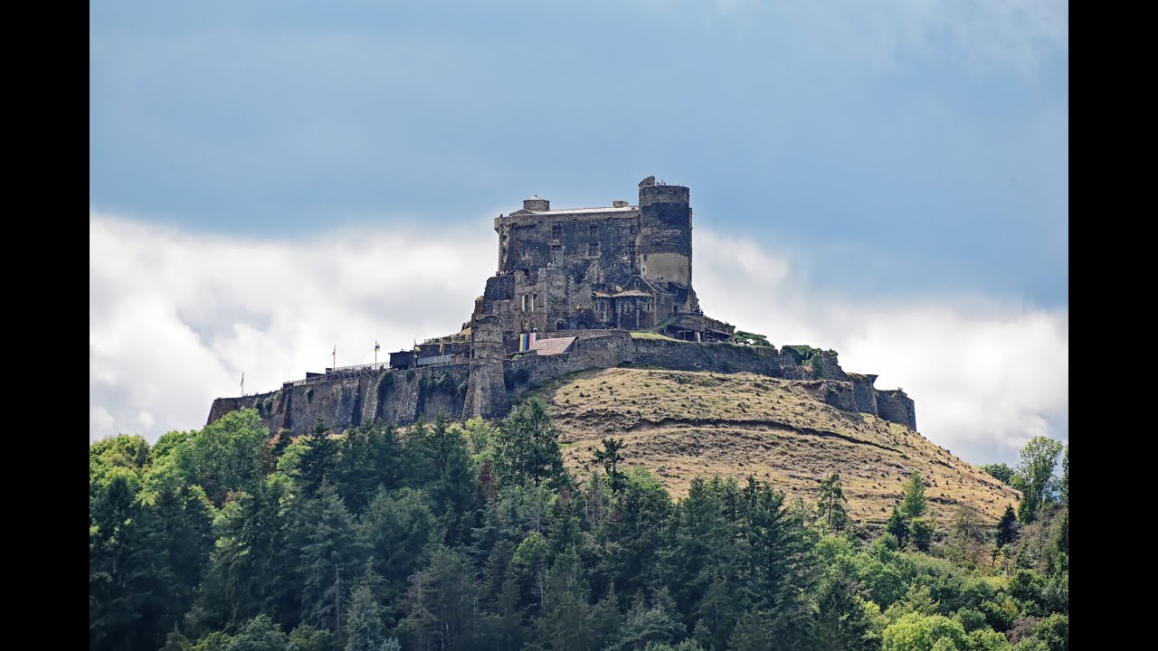 Le Ch&acirc;teau de Murol (4K) - R&eacute;gion Auvergne Rh&ocirc;ne Alpes - France