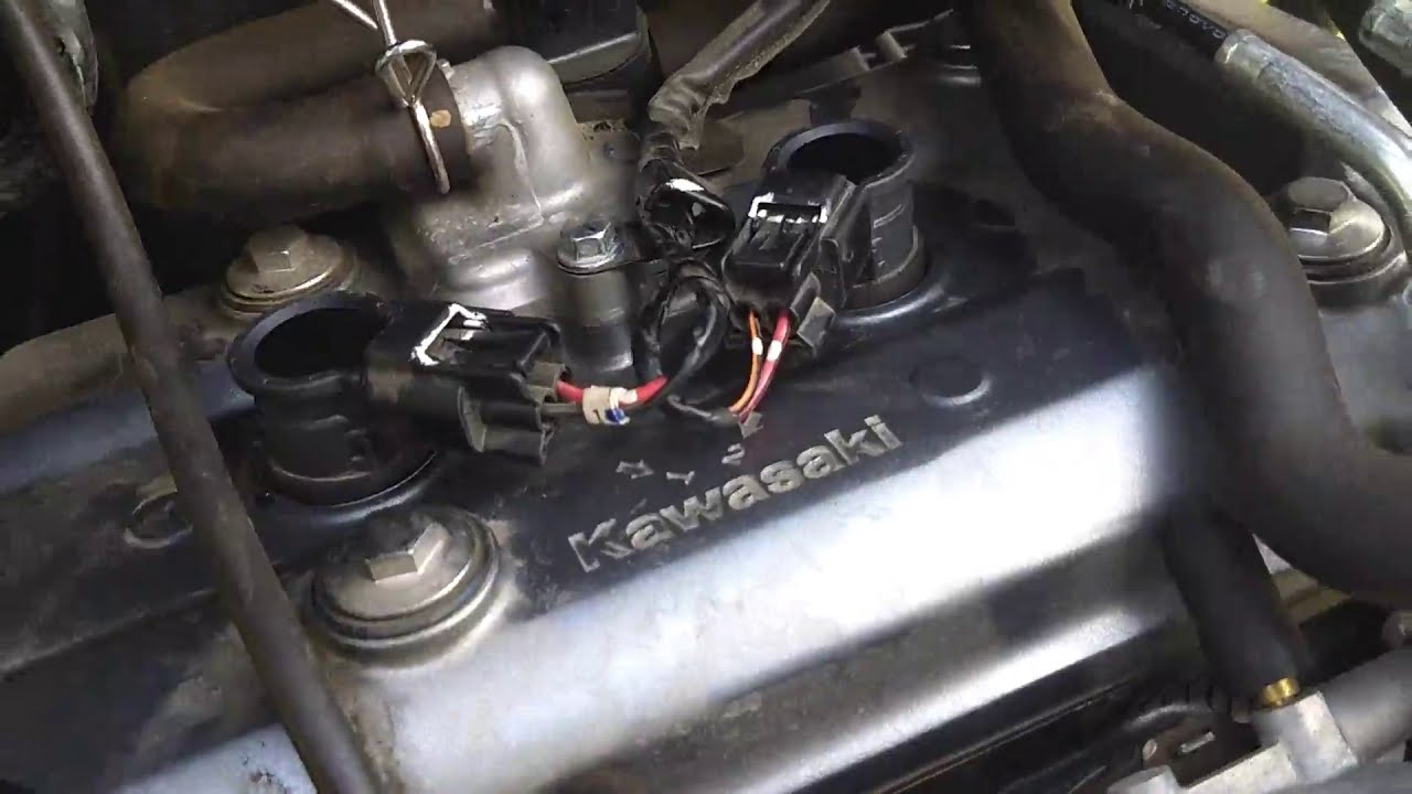 Kawasaki Z650, 2019 cambio de bujías, quitar tanque, limpiar filtro de aire.