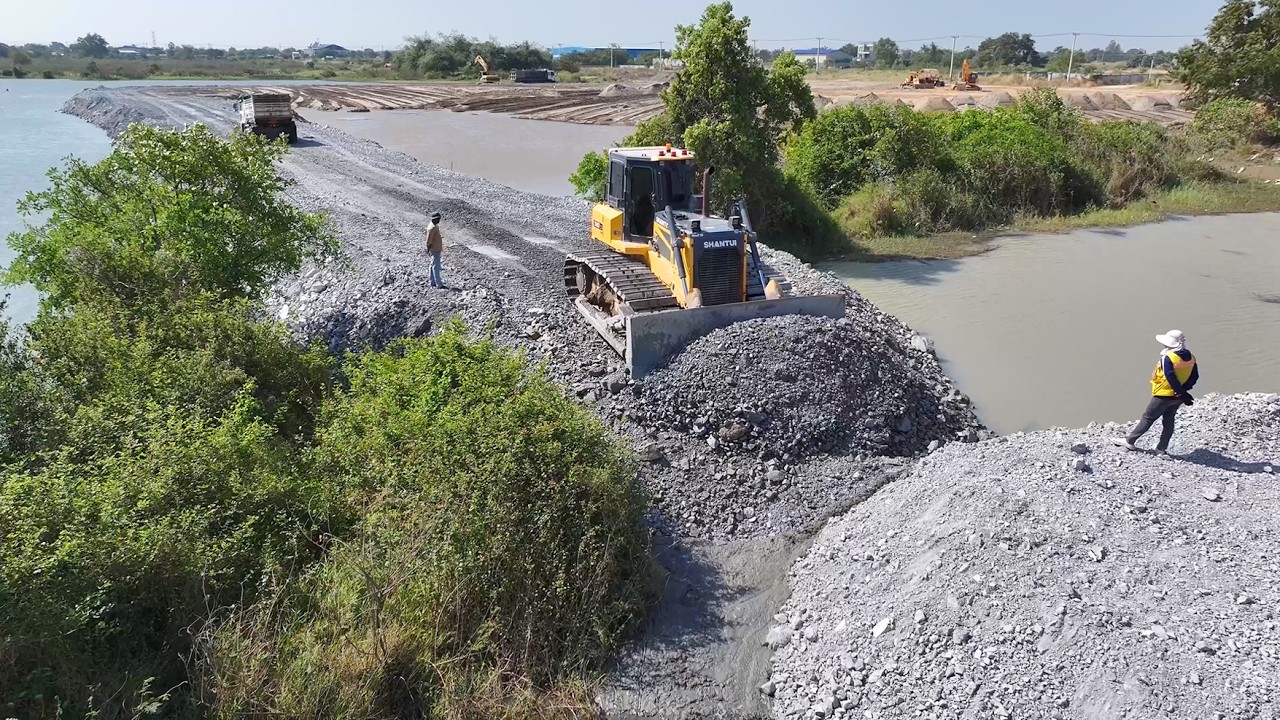 Project Filling Stone Connect By Team Work Bulldozer SHANTUI C3 Push Stone And DumpTruck 25 Ton