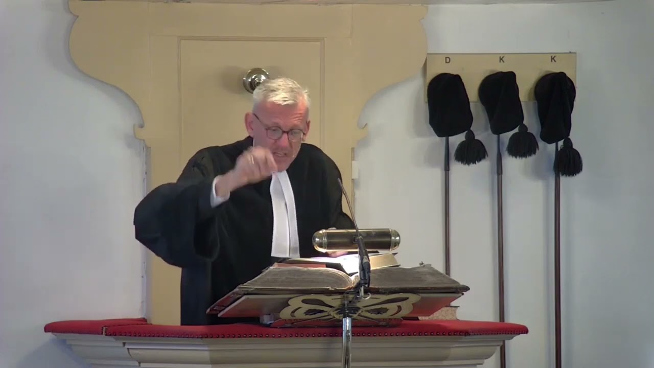 Bekeringsboekjes die moet u niet lezen, dat meen ik echt. U moet gewoon de bijbel lezen.