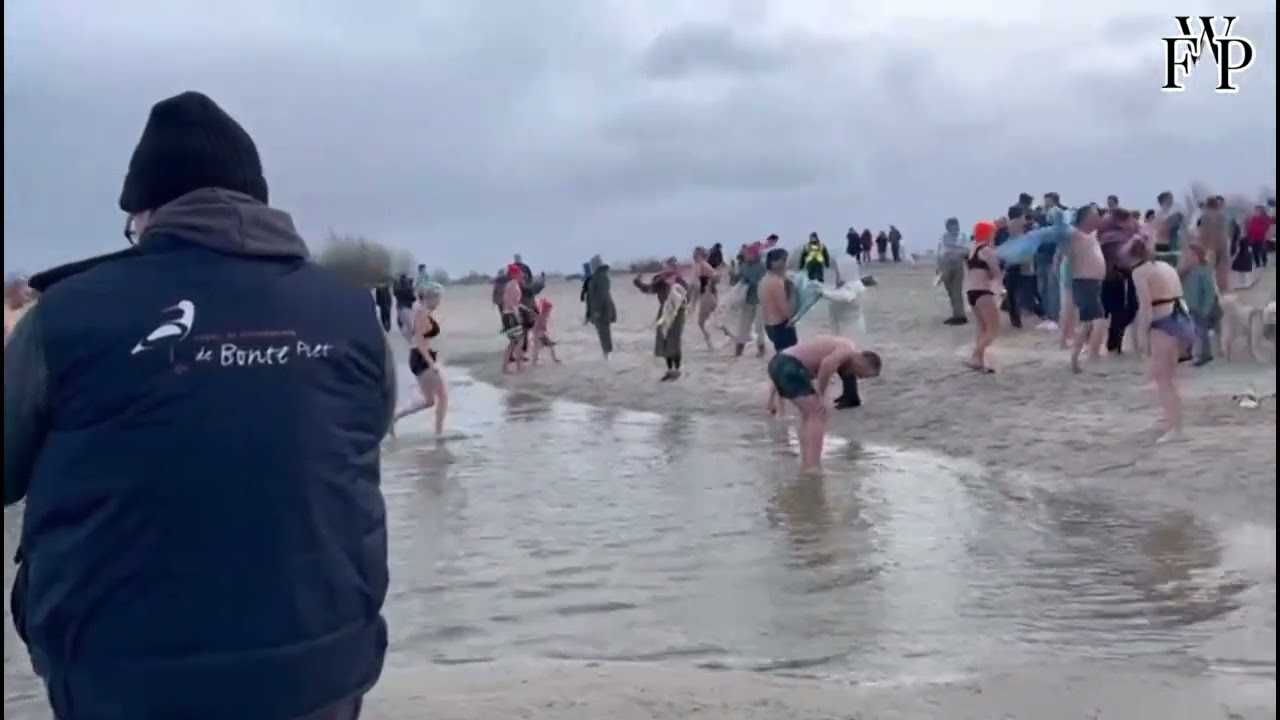Drukbezochte Nieuwjaarsduik in Medemblik voor goed doel
