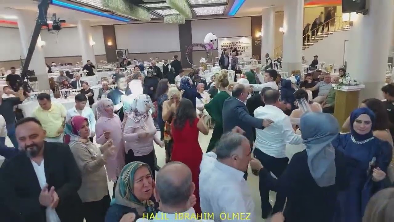 Ümmü Erbil Bu Kez Kendi Düğününde Söyledi!