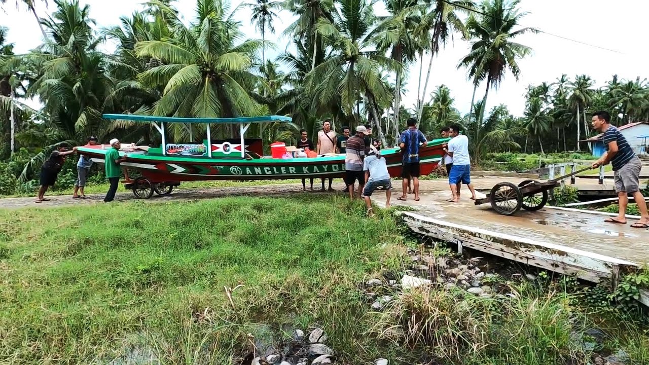 Nyobain perahu baru mancing dan bermalam di sungai sampai diguyur hujan dapat banyak udang besar