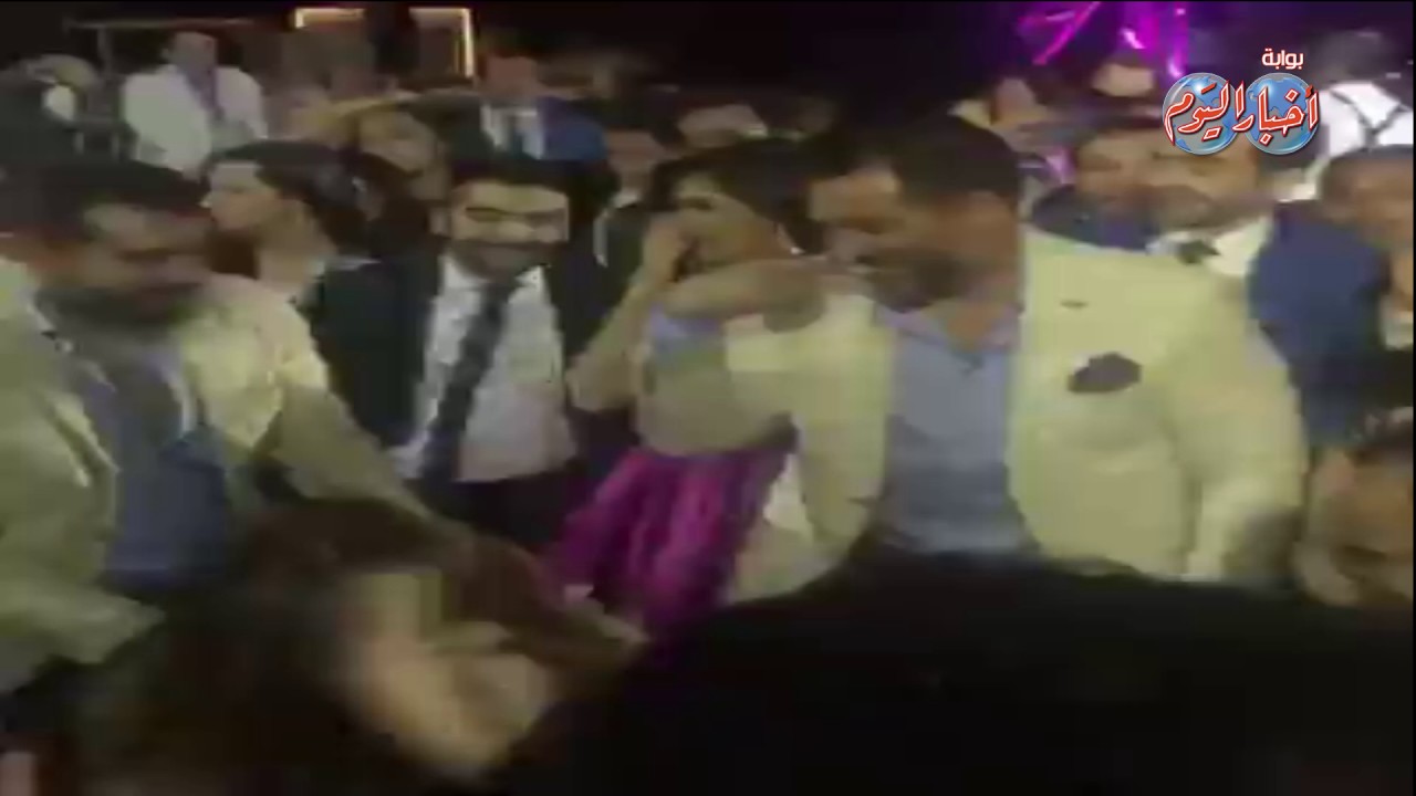 أخبار اليوم | عمرو يوسف يرقص شعبى فى فرح حسن الرداد وإيمى