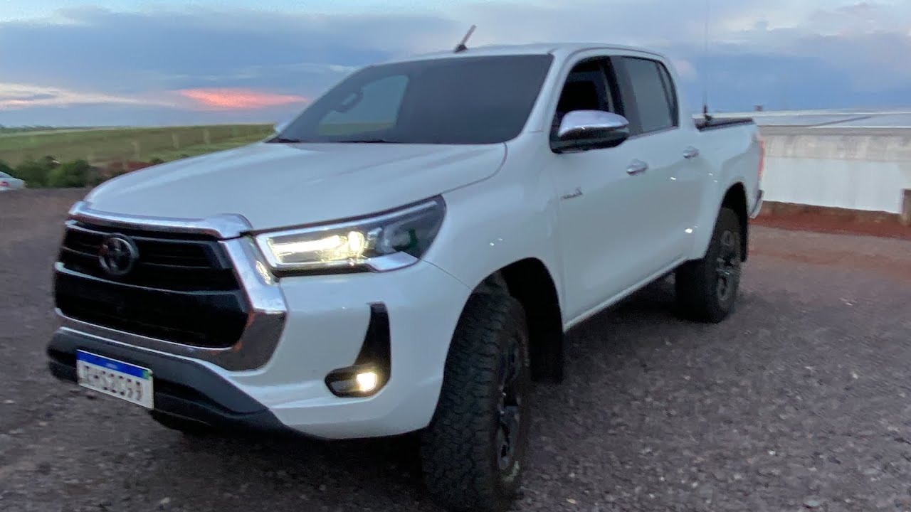 Hilux 2022 com escapamento direto