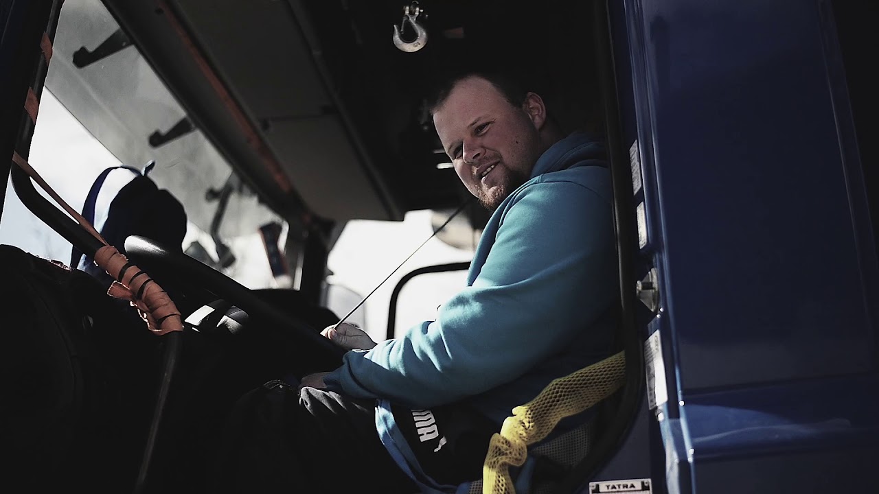 Karel je na vozíku a řídí Tatru! Bývalý voják si po nehodě splnil sen.