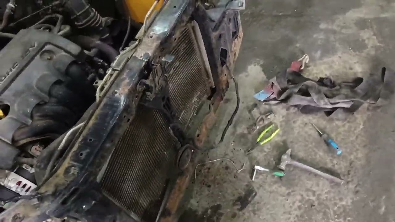 Hyundai Elantra, удар в дерево.