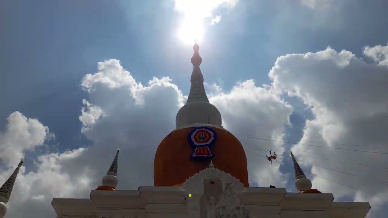 กำลังไปไหว้พระธาตุนาดูน