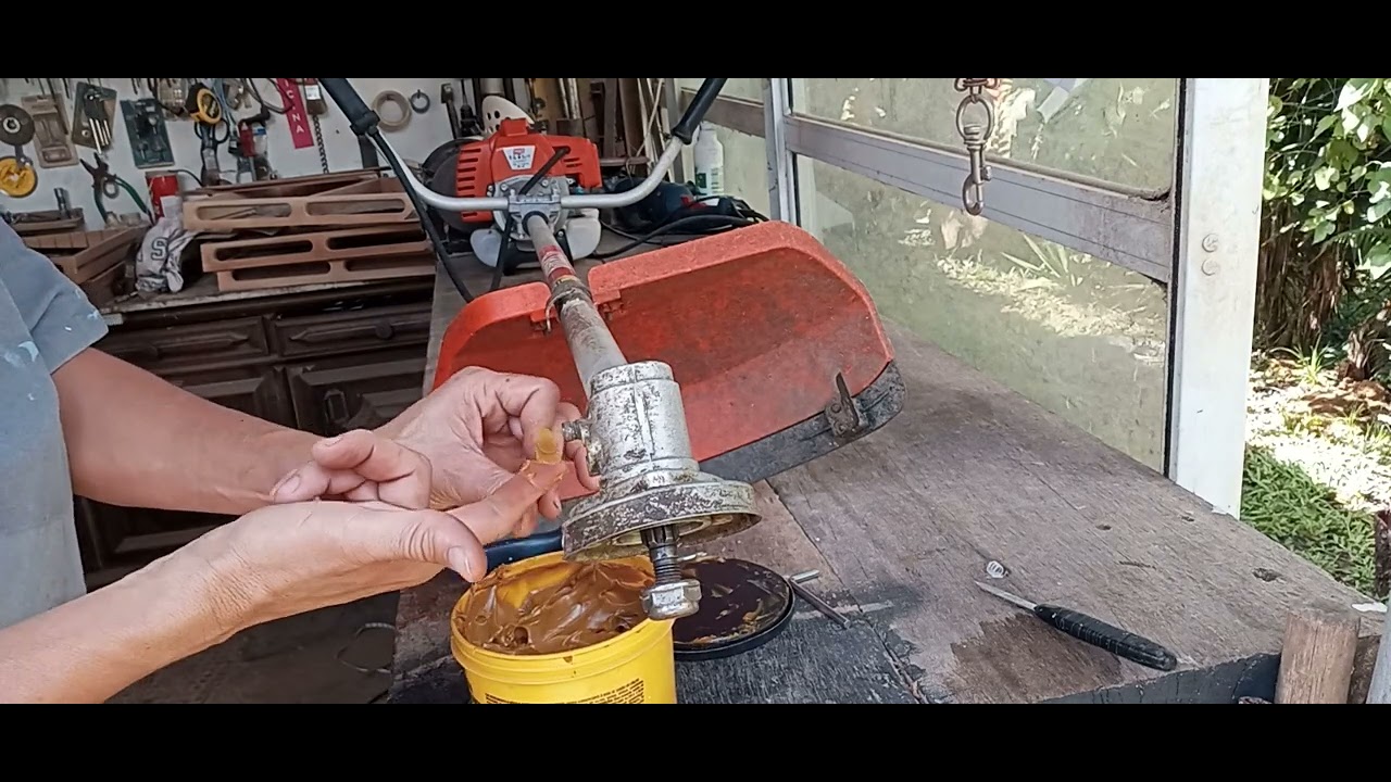 roçadeira à gasolina fazendo barulho na ponta do eixo