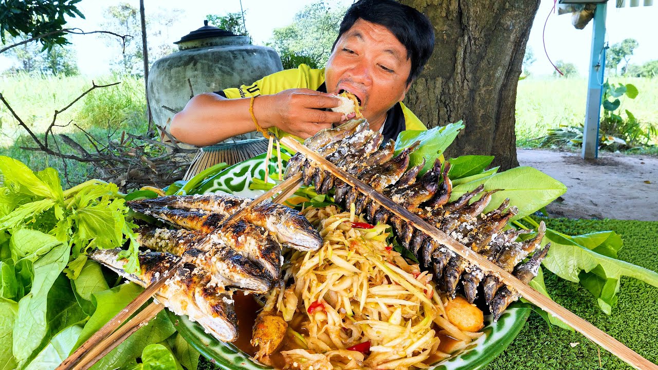 ตำบักหุ่งรสเด็ด แกล้มปิ้งปลา 2 หีบใหญ่ๆ นั่งกินใต้ร่มม่วง