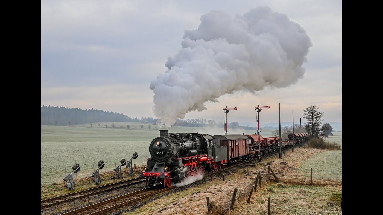 Am Fu&szlig;e der Wartburg - 58 1111 mit Fotog&uuml;terzug im Werratal zum Abschied vom alten Bahnhof F&ouml;rtha.