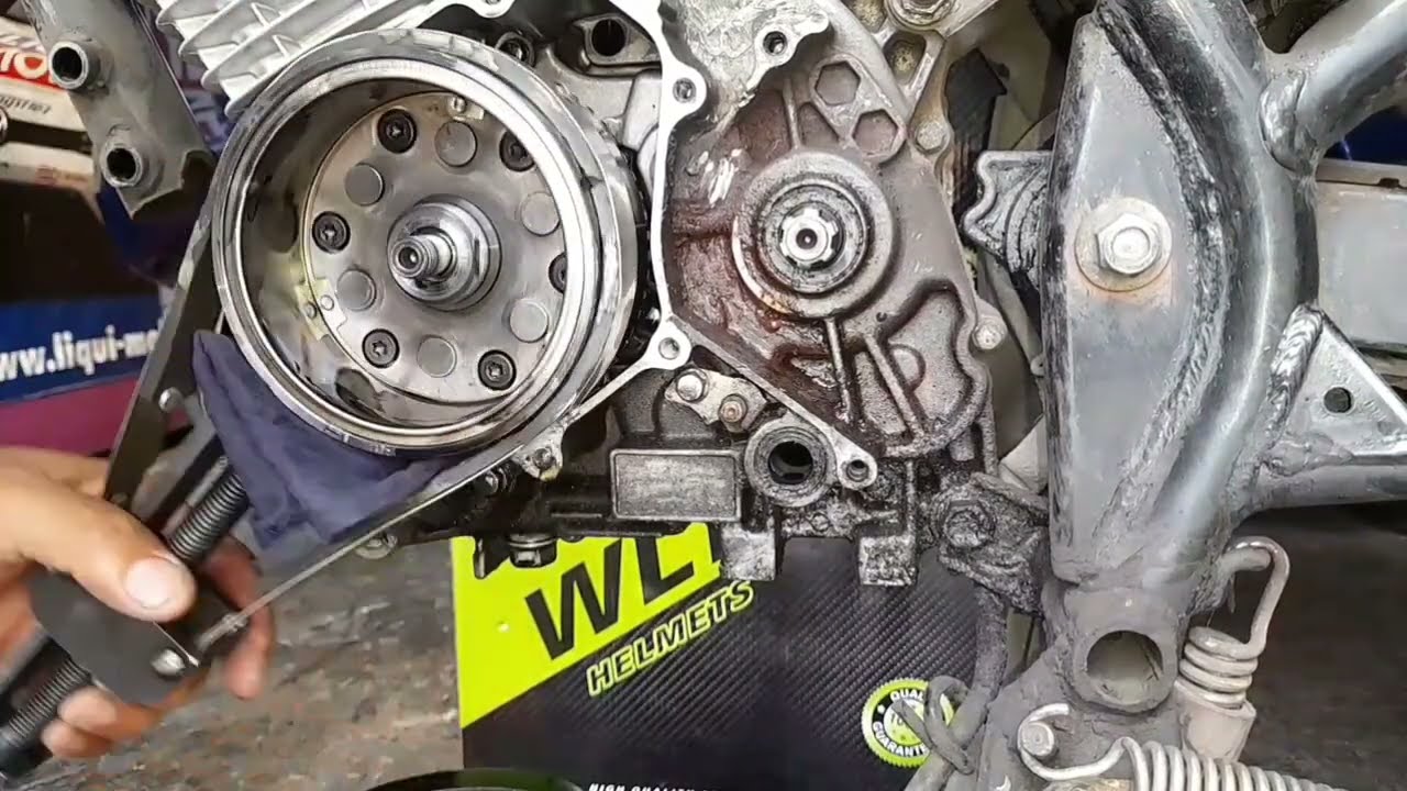 SACAR MAGNETO  DE HONDA CB125CC 