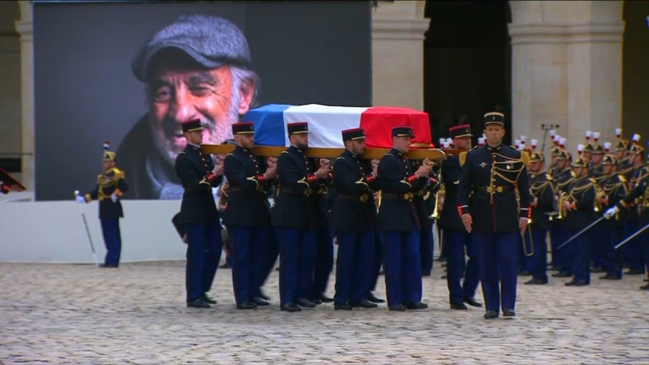 Le cercueil de Belmondo quitte les Invalides sur 