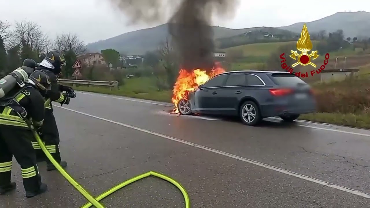 Meldola auto in fiamme intervengono i vigili del fuoco