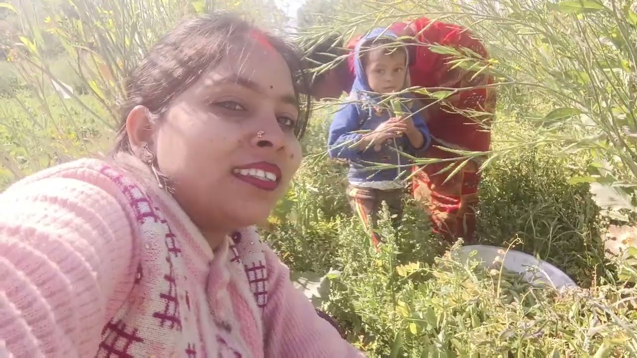 हम लोग मटर तोड़ रहे हैं ❤🥰♥️😋