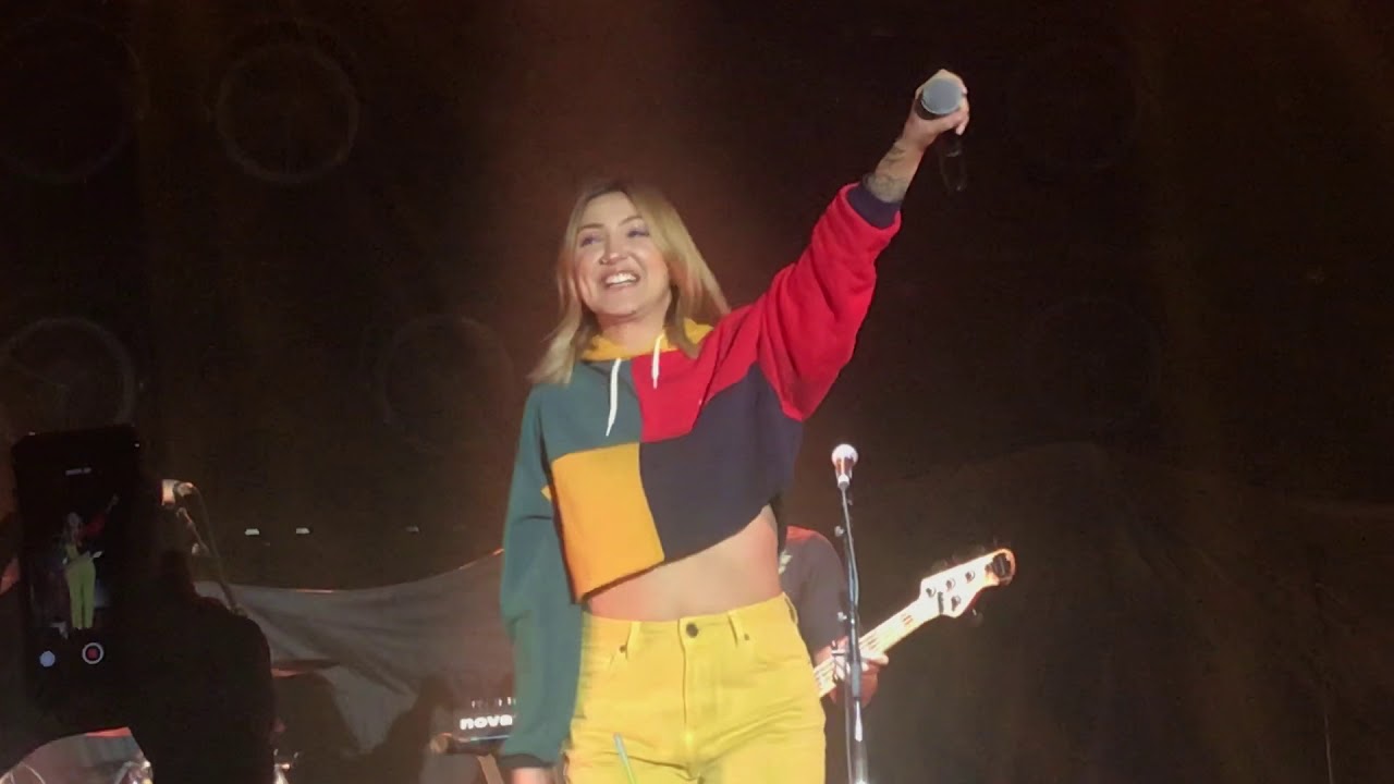 Julia Michaels talking with fans and singing ’Issues’ at Niall Horan in Stockholm, Sweden | 25-04-18