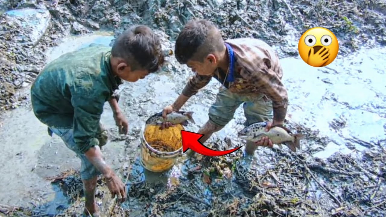 Gaon Ke Chote Bachche Ne Pakdi BADI MACHLI 😱 | Sab Hairaan || Village Fishing Vlog || 