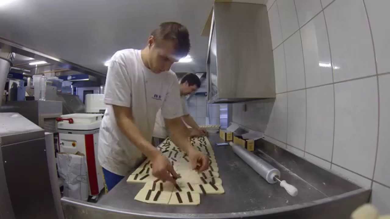 Chocoladekoeken opmaken bij bakkerij Cloet