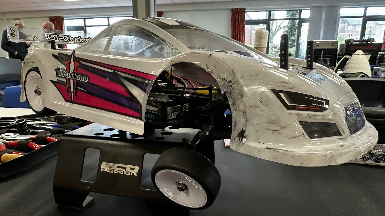 Сумасшедшие быстрые гонки на радиоуправляемых автомобилях. Гонки - это трение!