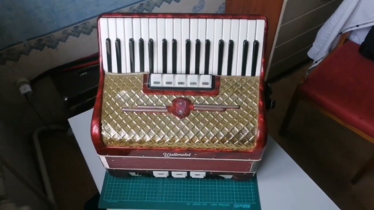 аккордеон звучит без нажатия клавиш, что делать?