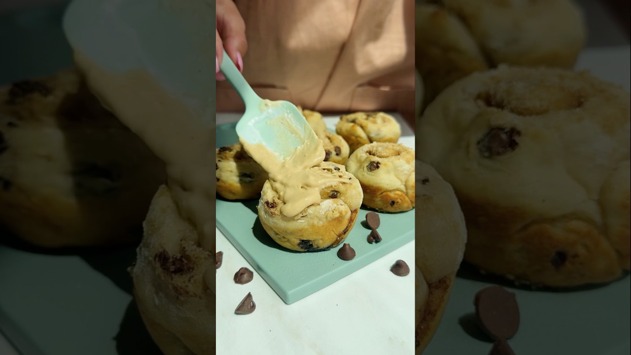 Peanut Butter Chocolate Chip Protein Cinnamon Rolls #easyrecipe #recipe #fallrecipe #cinnamonrolls