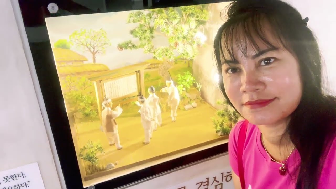 What is there to see under the Statue of King Sejong in Gwanghwamun
