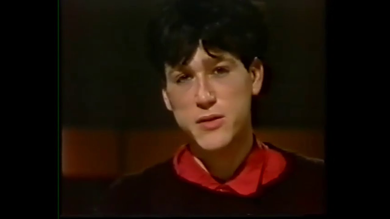 Michael Strunge l&aelig;ser op fra V&aelig;bnet med Vinger (1984)